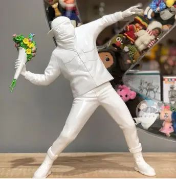Banksy MEDICOM lill viskamine poiss lill viskaja trend mänguasi kunsti kodu sisustus Banksy skulptuur KODU KAUNISTAMISEKS